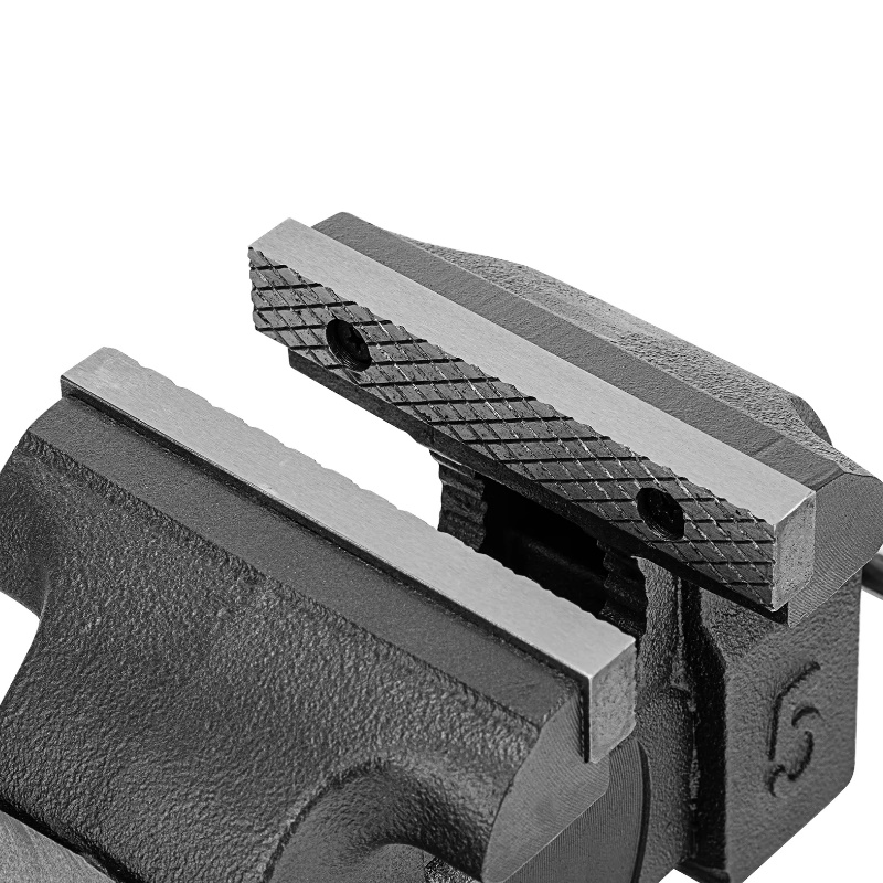 Тиски слесарные Denzel BVH-125 18684, 125 мм, поворотные, стальная направляющая, с наковальней в Иваново