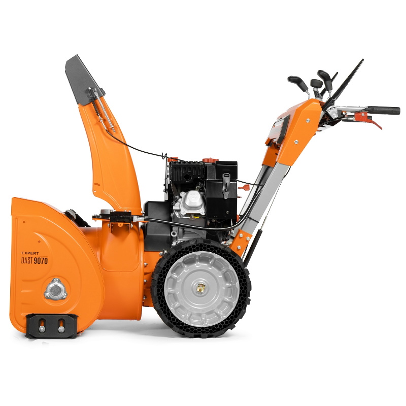 Снегоуборщик бензиновый Daewoo DAST 9070 (LCT), 9,0 л.с, 260 см3  - двигатель WXE 300 с запуском от аккумулятора, ширина 67 см, 5 вперед/2 назад, подогрев ручек в Кинешме
