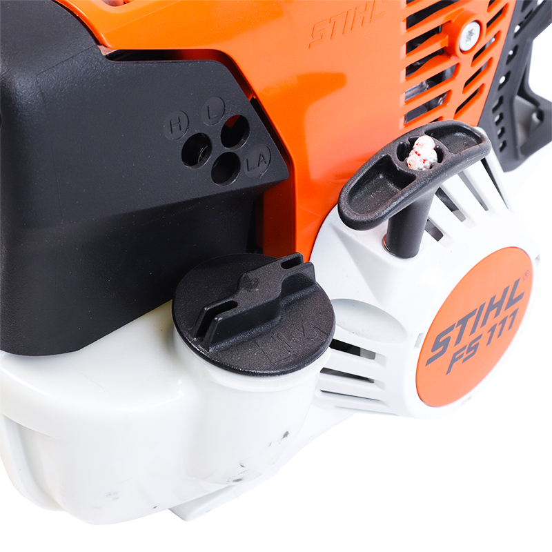 Четырехтактная бензокоса Stihl FS 111 41802000555 (леска, нож, мощность 1.5 л.с., 1.05 кВт, ) в Череповце