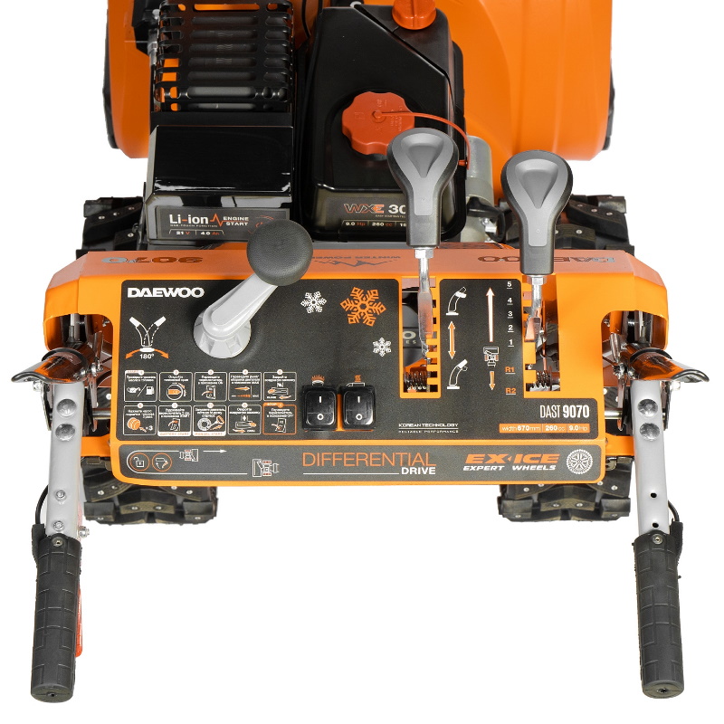 Снегоуборщик бензиновый Daewoo DAST 9070 (LCT), 9,0 л.с, 260 см3  - двигатель WXE 300 с запуском от аккумулятора, ширина 67 см, 5 вперед/2 назад, подогрев ручек в Кинешме