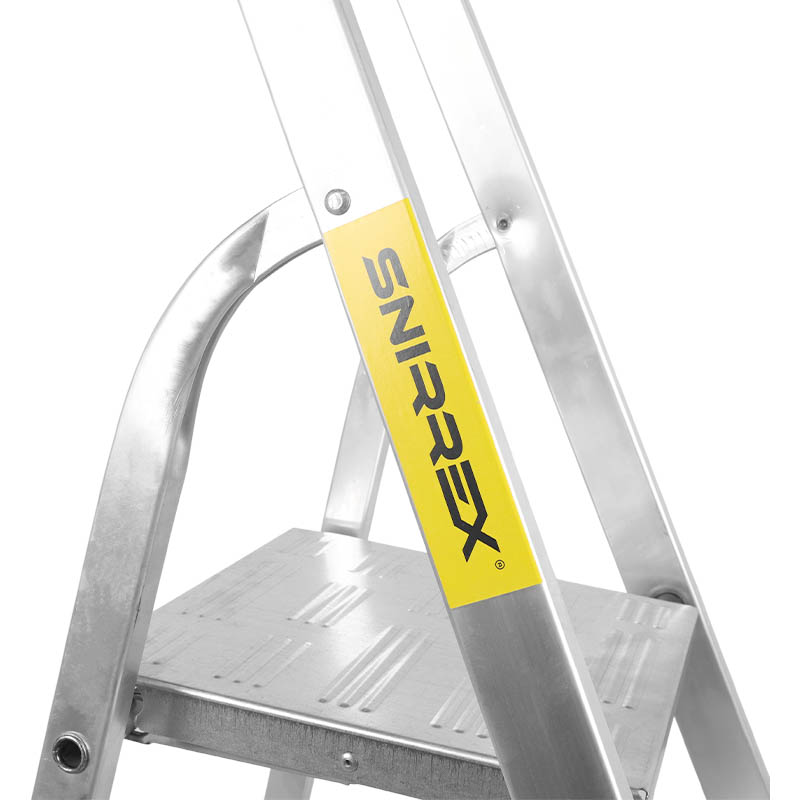 Стремянка алюминиевая Snirrex SC1AA4, со стальной площадкой, 4 ступени во Владимире