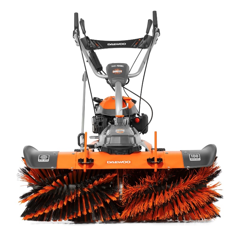 Машина подметальная бензиновая Daewoo DASC 70100E (мощность 7 л.с., вес 86 кг, тяговый привод)
