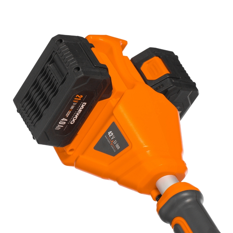 Снегоуборщик аккумуляторный Daewoo DAST 3042Li SET, бесщеточный двиг. 2x21 В , 30см, колеса, 2шт АКБ+ЗУ в Угличе