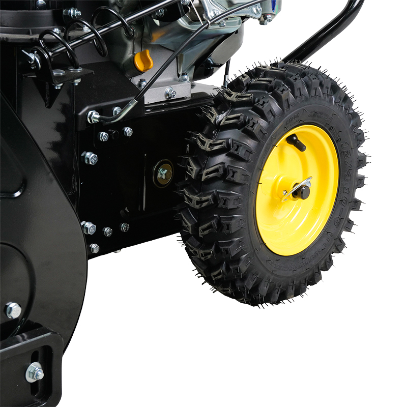 Самоходный бензиновый снегоуборщик Champion ST556 (ширина захвата 56 см, мощность двигателя 5.5 л. с.)