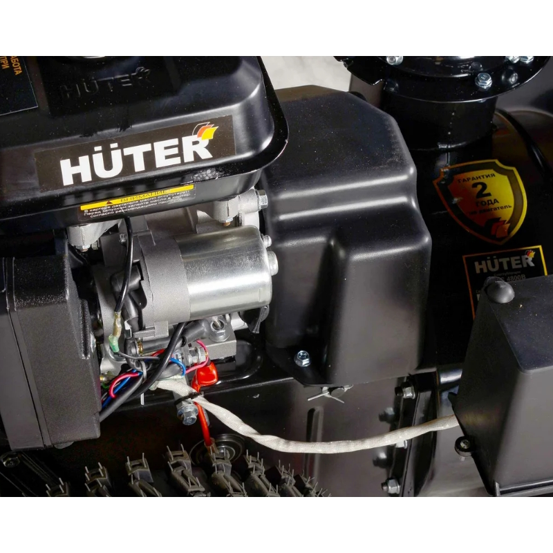 Бензиновый снегоуборщик Huter SGC 4800B 70/7/2 (мощность двигателя 7 л. с., ширина захвата 56 см, электрозапуск)