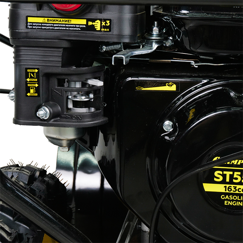 Самоходный бензиновый снегоуборщик Champion ST556 (ширина захвата 56 см, мощность двигателя 5.5 л. с.)