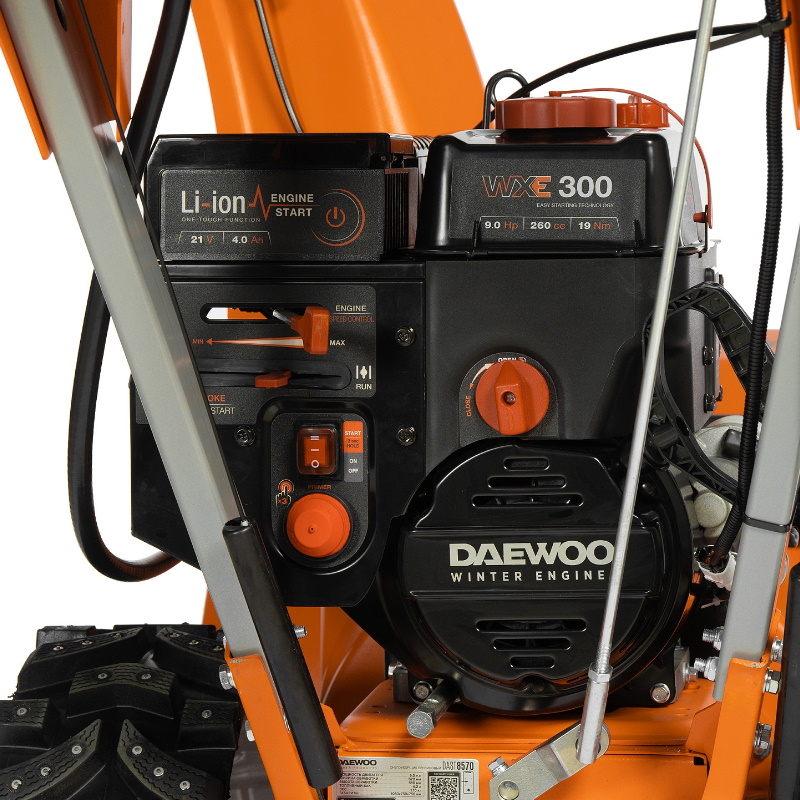 Снегоуборщик бензиновый Daewoo DAST 9070 (LCT), 9,0 л.с, 260 см3  - двигатель WXE 300 с запуском от аккумулятора, ширина 67 см, 5 вперед/2 назад, подогрев ручек в Кинешме