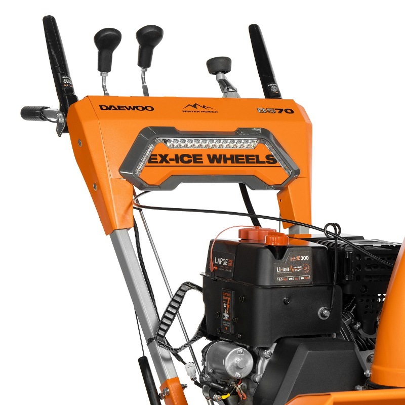 Снегоуборщик бензиновый Daewoo DAST 8570 (LCT), 9,0 л.с, 260 см3  - двигатель WXE 300 с запуском от аккумулятора, ширина 67 см, 5 вперед/2 назад в Костроме