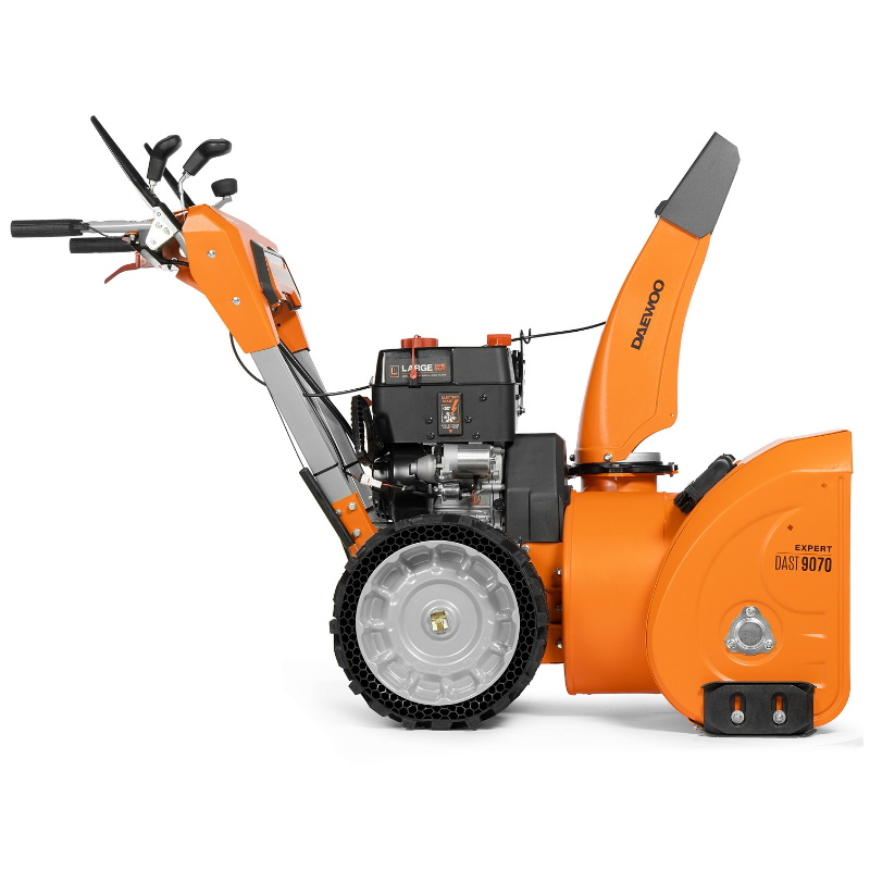 Снегоуборщик бензиновый Daewoo DAST 9070 (LCT), 9,0 л.с, 260 см3  - двигатель WXE 300 с запуском от аккумулятора, ширина 67 см, 5 вперед/2 назад, подогрев ручек в Кинешме