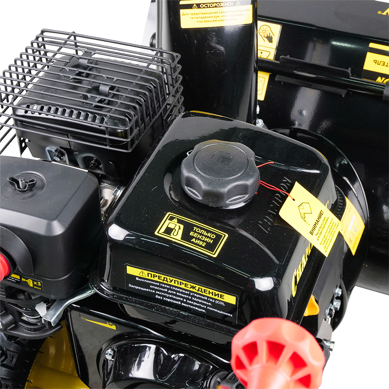 Самоходный бензиновый снегоуборщик Champion ST556 (ширина захвата 56 см, мощность двигателя 5.5 л. с.)