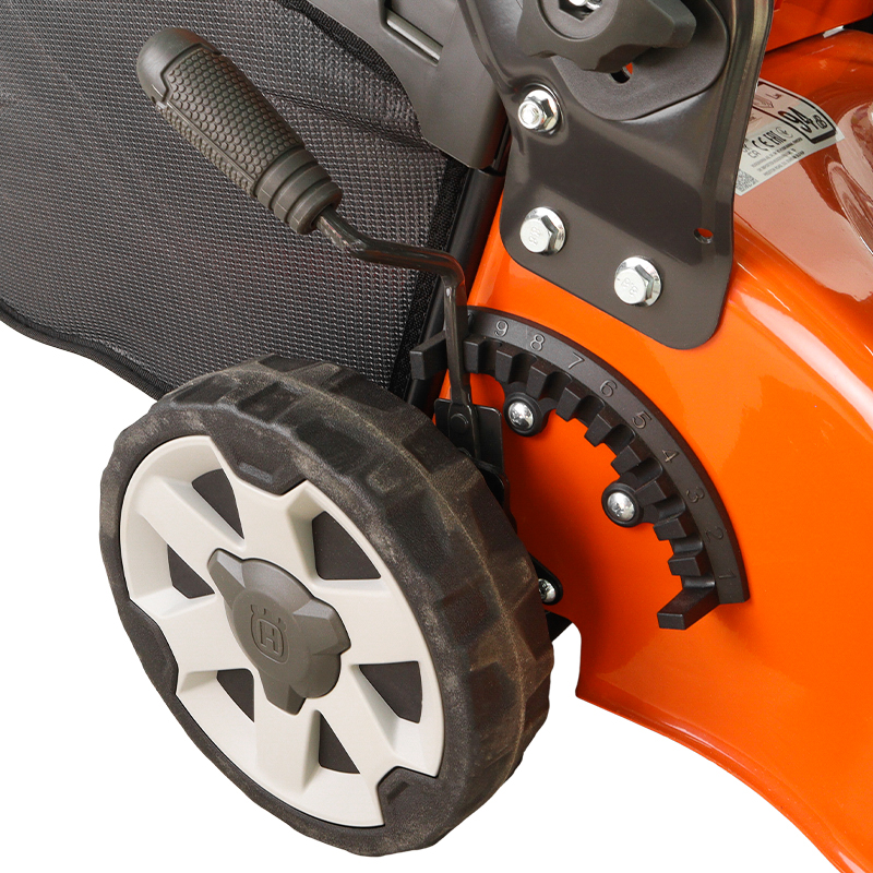 Газонокосилка бензиновая Husqvarna LC 140SP, 2,7 л.с., ширина скашивания 40 см, самоходная, 9704882-01 в Муроме