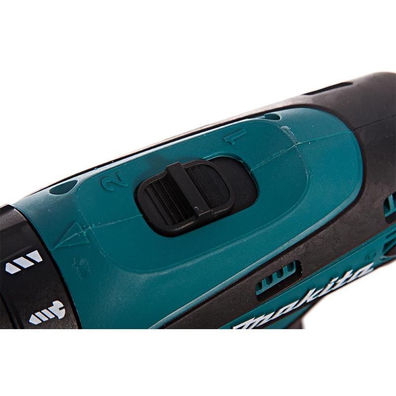 Аккумуляторная ударная дрель-шуруповерт Makita HP330DWLE + фонарь в Костроме