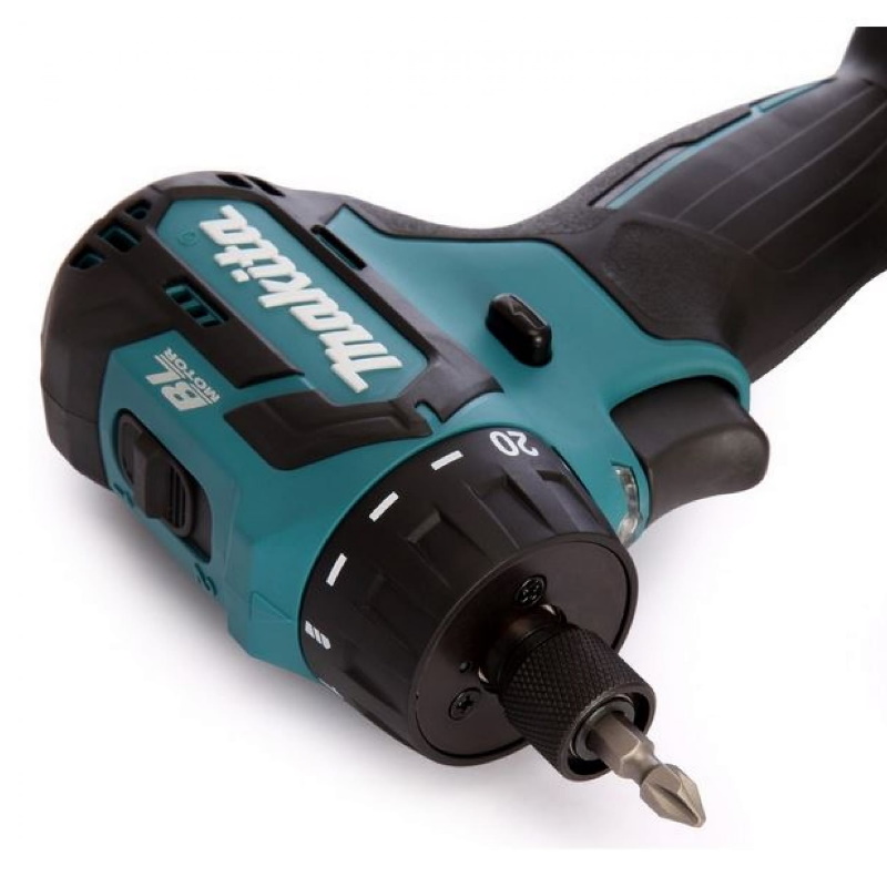 Аккумуляторный винтоверт Makita DF032DWME (питание 10.8-12v, реверс, набор принадлежностей)