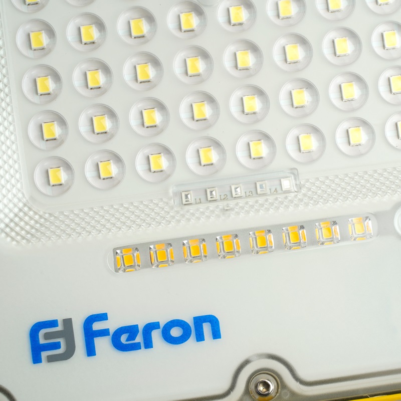 Прожектор светодиодный Feron LL-950 48675 (переносной, с зарядным устройством, 30W,  5Ah, 6400K, IP66) в Костроме