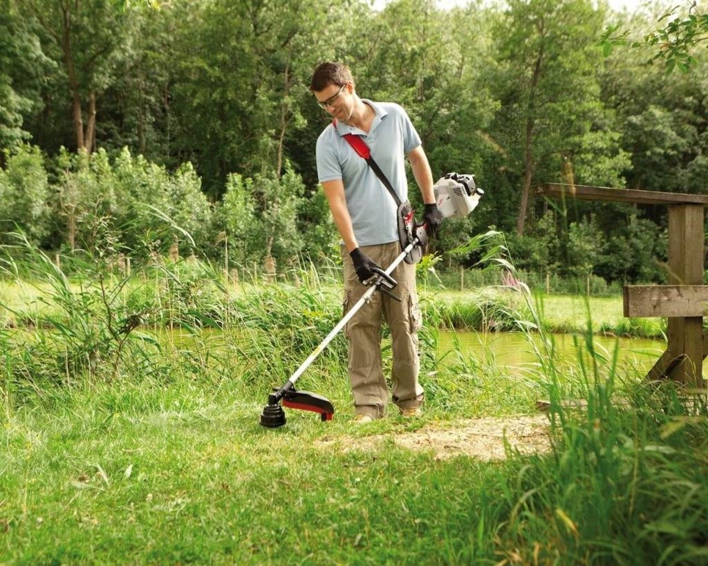 Почему стоит выбрать бензиновый триммер вместо электрического