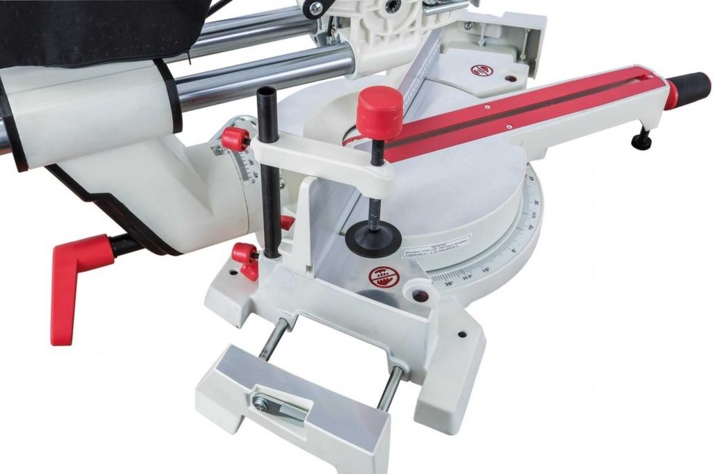 Нужено ли торцовке крепление к столу?