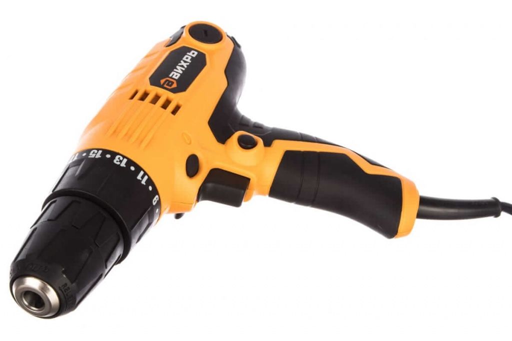 обзор сетевых шуруповертов нельзя сделать без бюджетной модели ВИХРЬ СШ-550/1