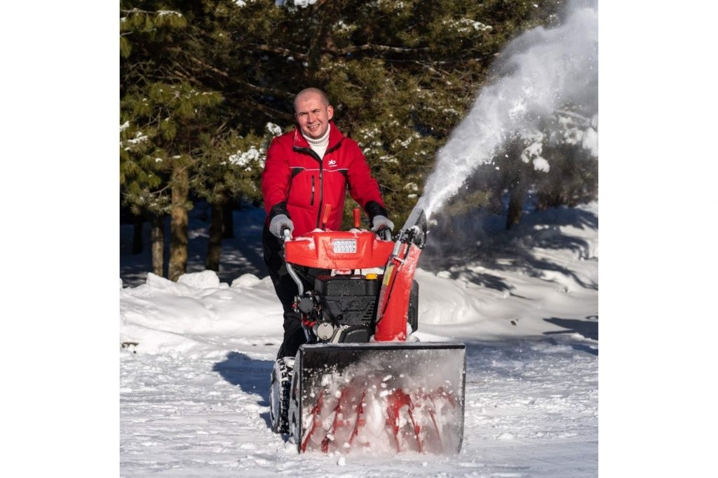 Лучшая снегоуборочная машина на бензине