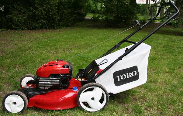 Какую газонокосилку купить – бензиновую или аккумуляторную