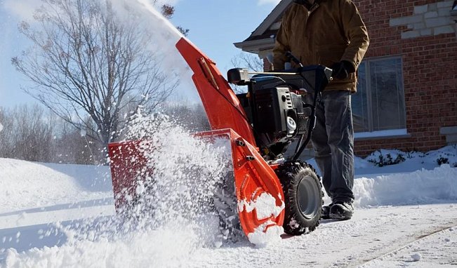 6 способов убрать снег на участке