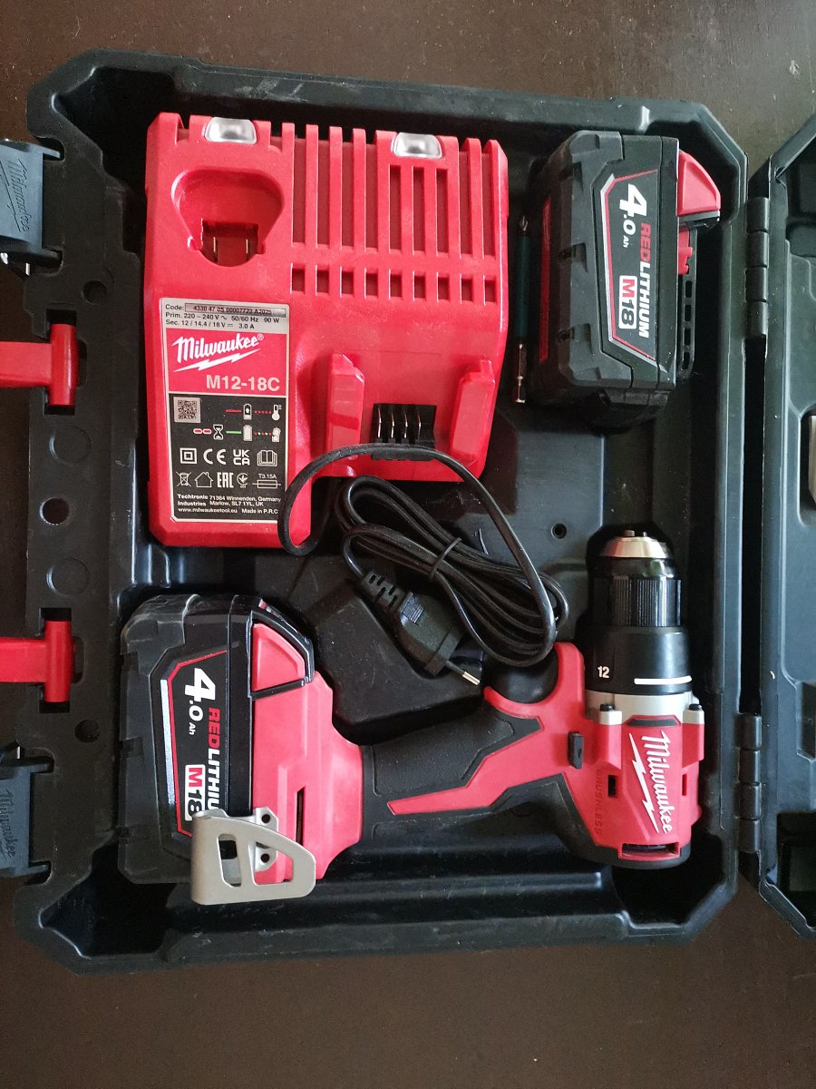 Аккумуляторная дрель-шуруповерт Milwaukee M18 BLDDRC-402C 4933492834 в Муроме