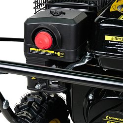 Самоходный бензиновый снегоуборщик Champion ST556 (ширина захвата 56 см, мощность двигателя 5.5 л. с.)