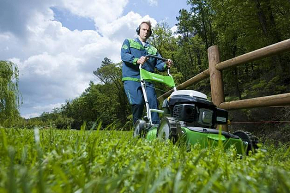 ТОП-10 лучших бензиновых газонокосилок для дачи