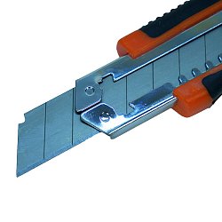 Нож строительный Sturm 1076-08-05, 18мм, 3 дополнительных лезвия, дополнительный фиксатор