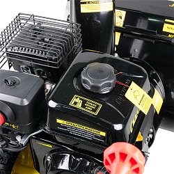 Самоходный бензиновый снегоуборщик Champion ST556 (ширина захвата 56 см, мощность двигателя 5.5 л. с.)