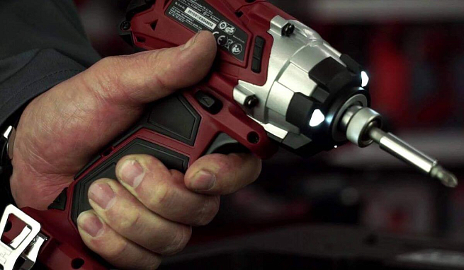 Какой недорогой шуруповерт лучше купить для дома?