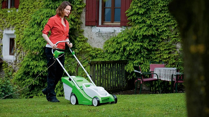 Какая газонокосилка лучше: бензиновая или электрическая?